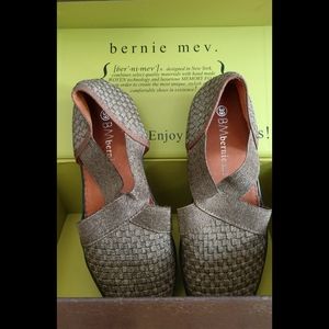 Bernie Mev woven flat